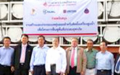 Unithai Shipyard, CUEL build water-pump pontoons to ease the severe floods