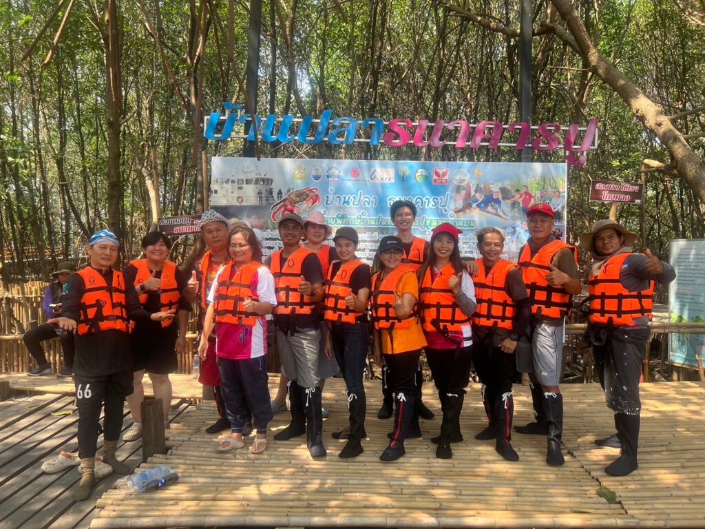 Unithai Logistics and Unithai Warehouse organized activities to block waste into community aquatic animal conservation areas and mangrove forests.